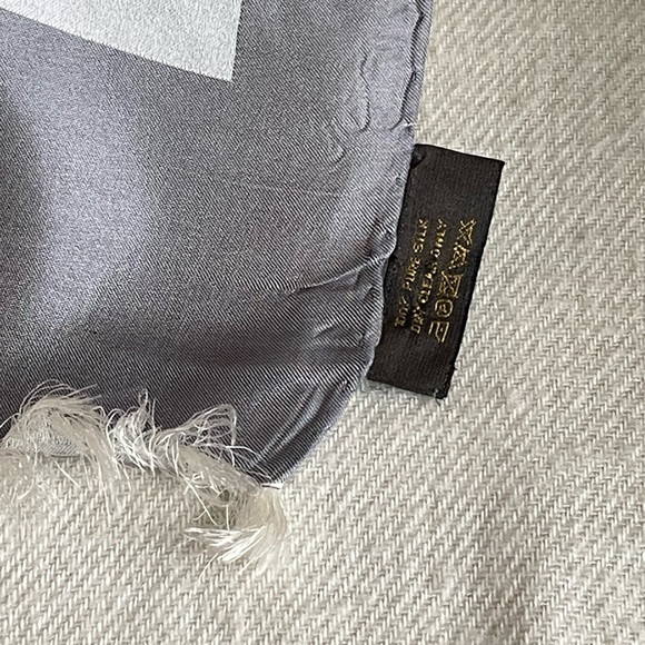 Louis Vuitton Silk Falling Monogram Stole - Picture 12 of 15